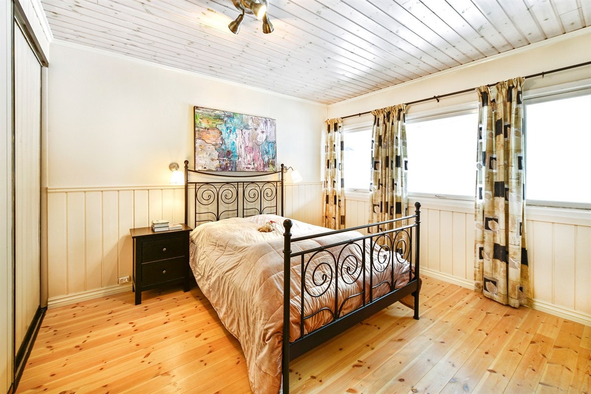 Det er totalt 3 soverom i boligen med flere utnyttelsesmuligheter. Dette er hovedsoverommet med gode garderobeløsninger og utgang til hagen. Galleribilde