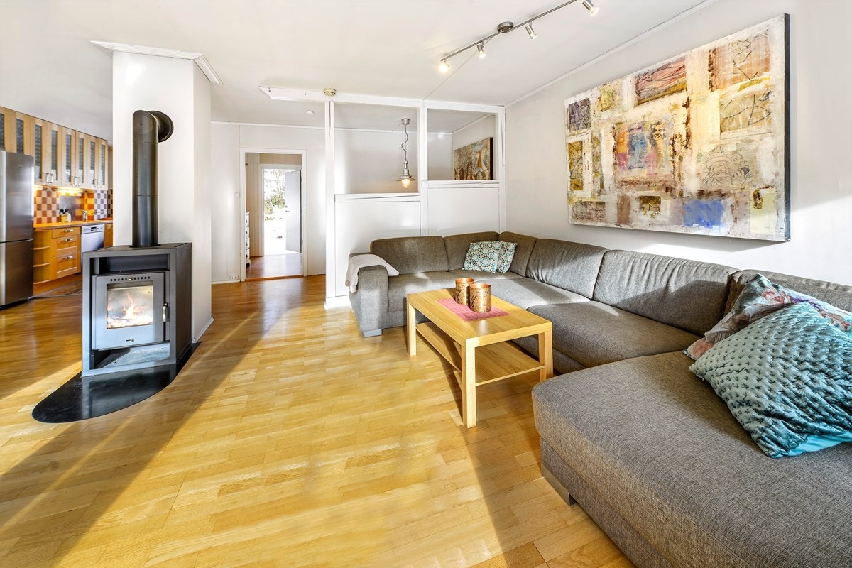 I rommet er det plassert en koselig peisovn som kommer godt med på kalde høst- og vinterkvelder. Galleribilde