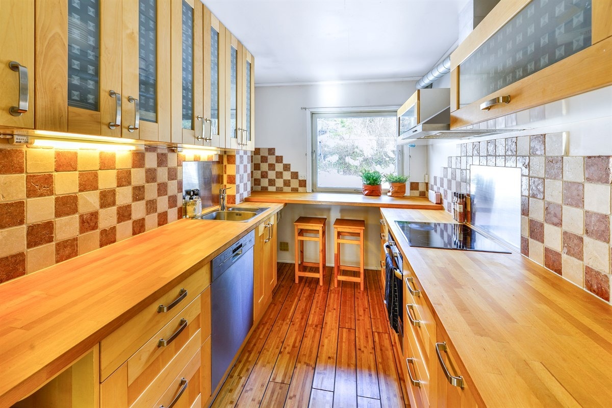 Kjøkkenet har god skap- og benkeplass til å tilberede måltider til hele familien og til gjester som kommer på besøk. Galleribilde