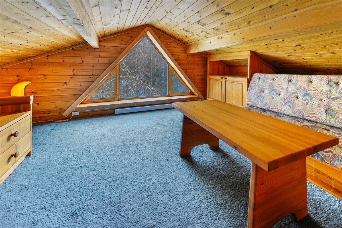 Fra gangen er det trapp opp til en innredet tv-stue med god plass til diverse møblement. Loftsarealet der tv-stuen ligger er ikke målbart på grunn av lav takhøyde. Galleribilde