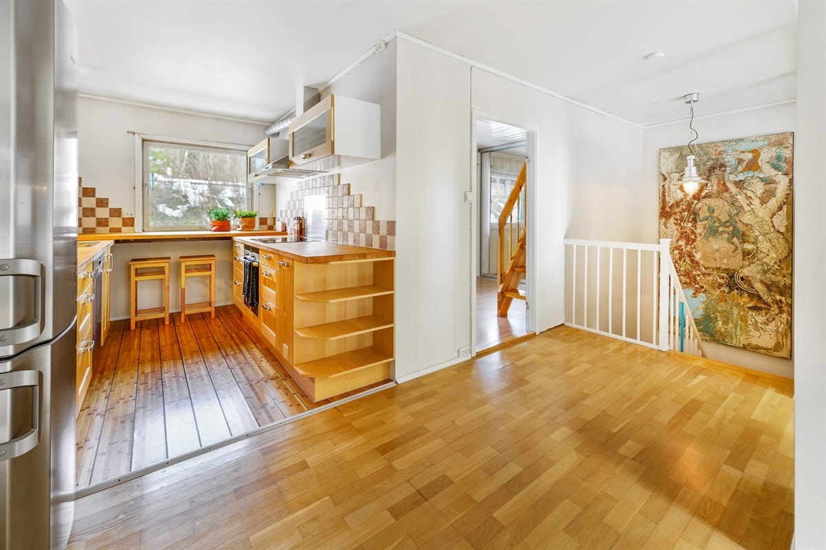 Boligen har en åpen stue- og kjøkkenløsning. Kjøkkenet har integrert stekeovn, koketopp, rustfri oppvaskmaskin samt kjøleskap. Galleribilde