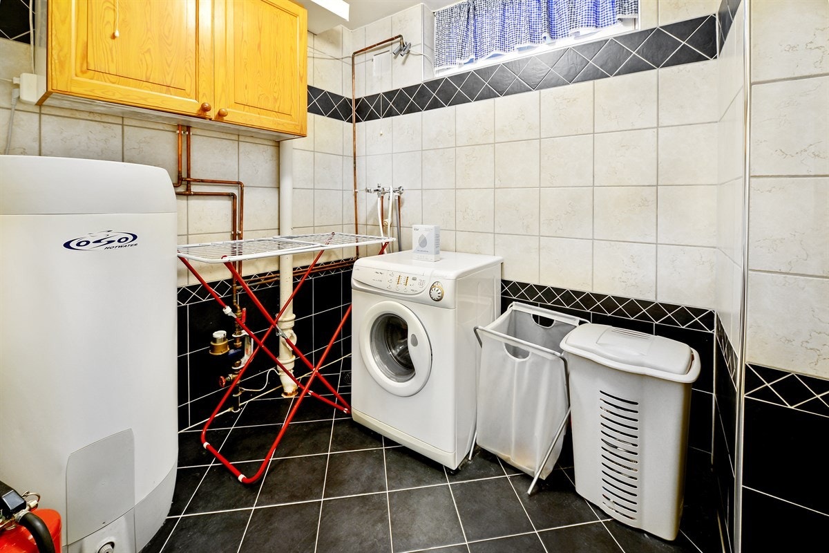 Boligen har også et praktisk, separat vaskerom med flislagte overflater fra 2006 og deilig gulvvarme. Galleribilde