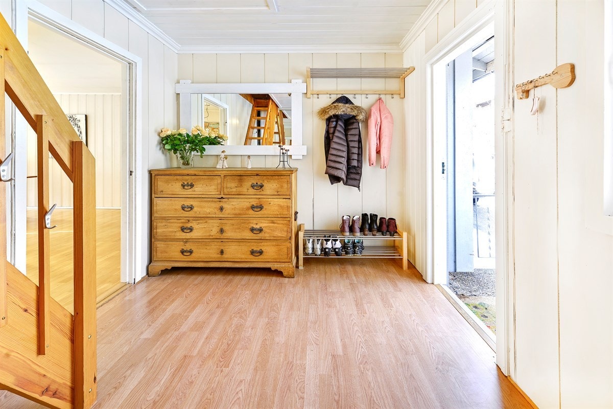 Gjennom inngangsdøren kommer du inn i en lys entré med stor skyvedørsgarderobe til å legge fra deg yttertøy og sko. Galleribilde