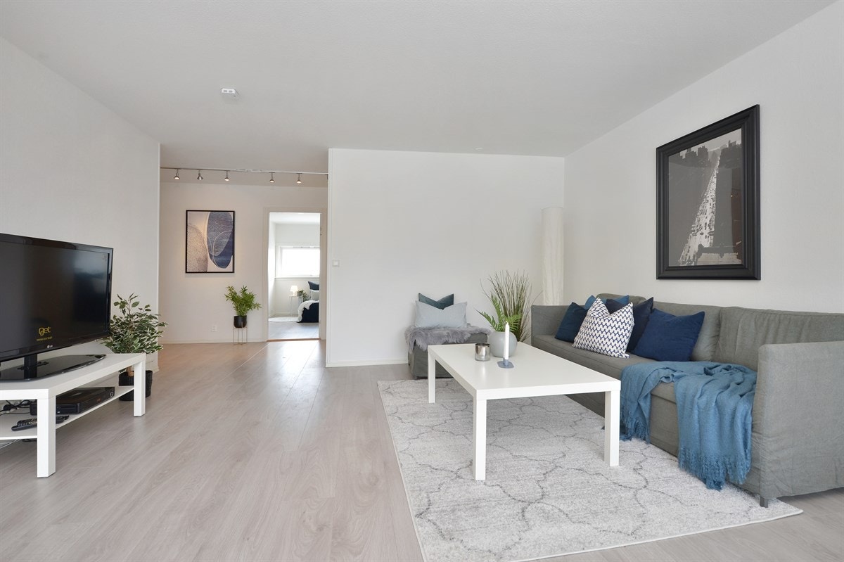 Pen og gjennomgående 4-roms. Nye gulv og nymalte veggoverflater i alle rom! Galleribilde