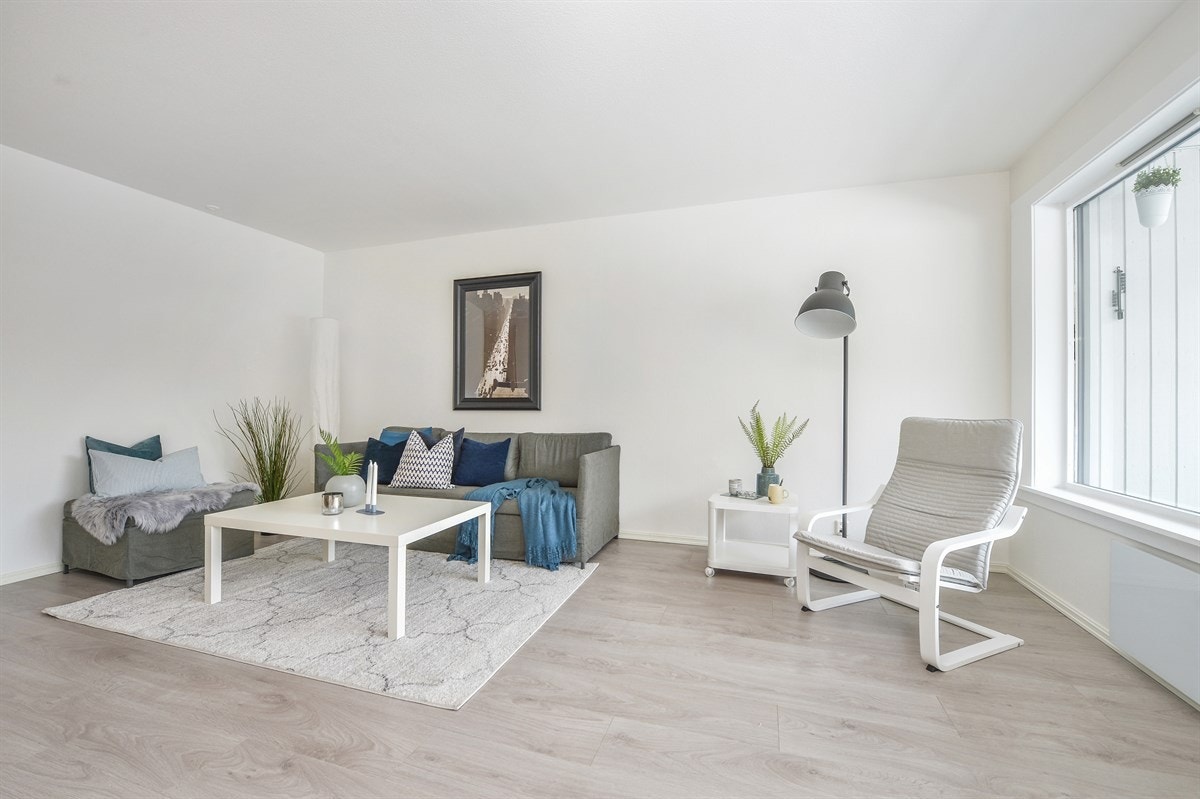 Lys og trivelig stue med plass til sofagruppe Galleribilde