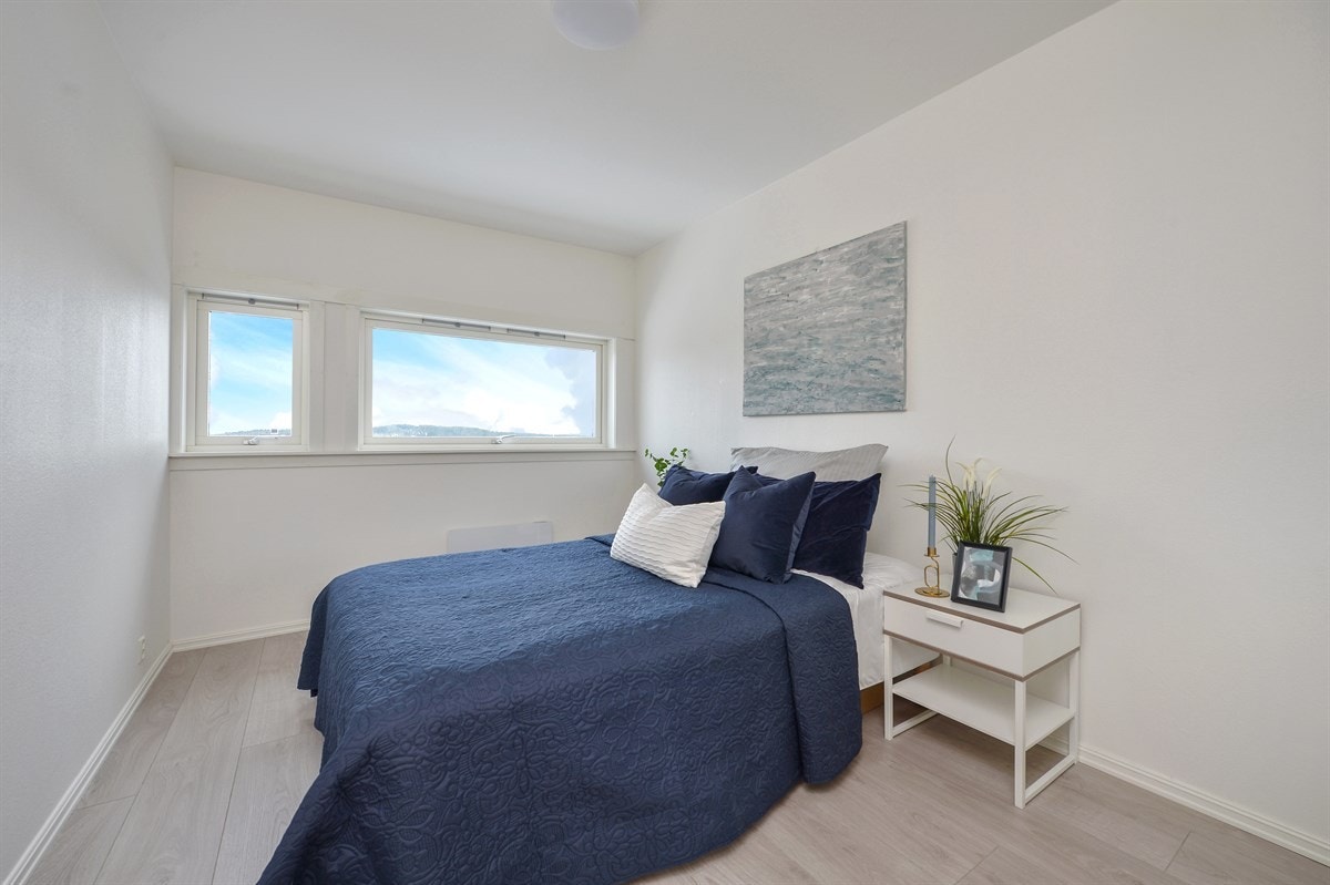 God plass til dobbeltseng og garderobeskap Galleribilde