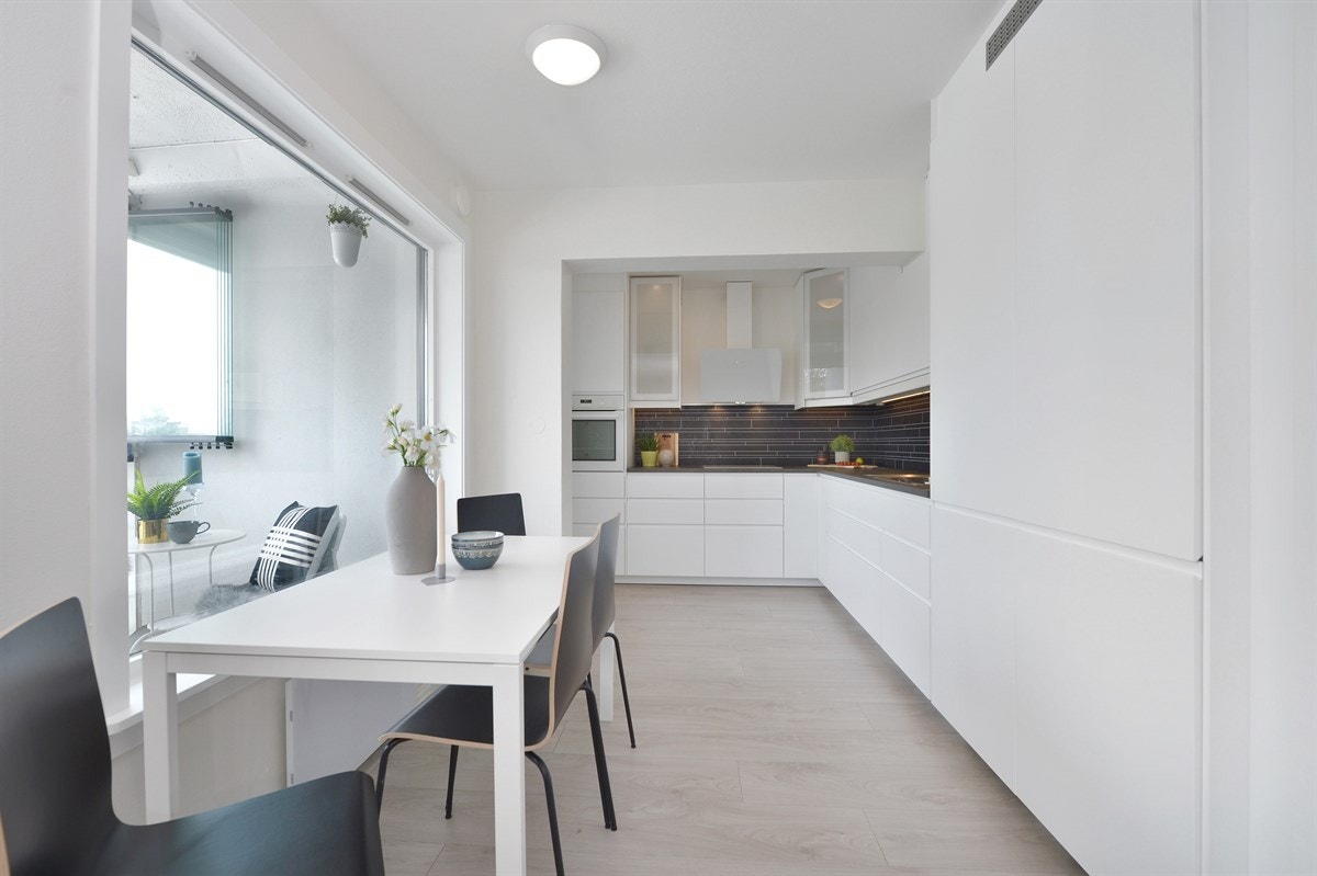 Utgang fra kjøkken til vestvendt luftebalkong Galleribilde