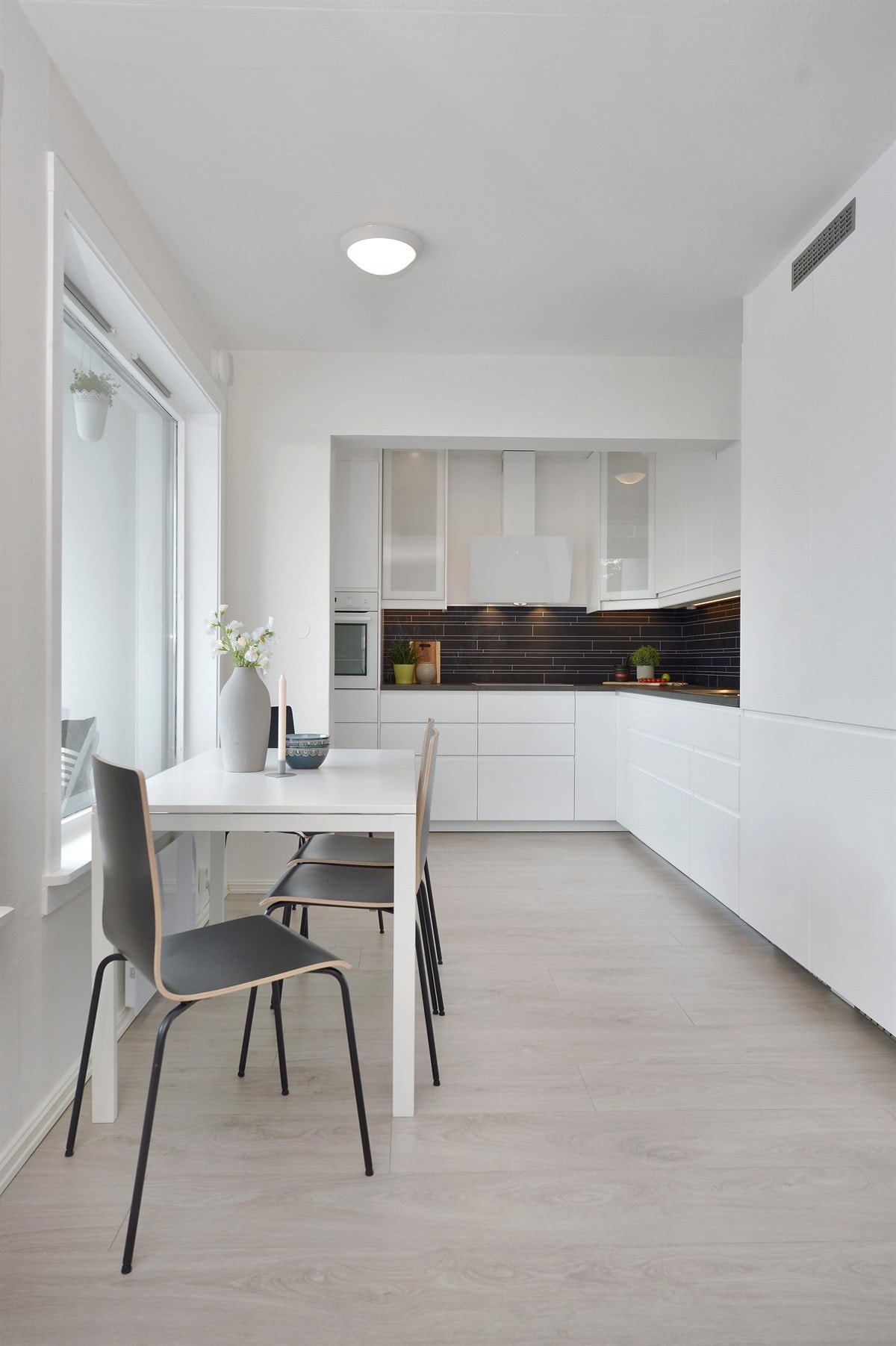 Kjøkken med integrerte hvitevarer Galleribilde