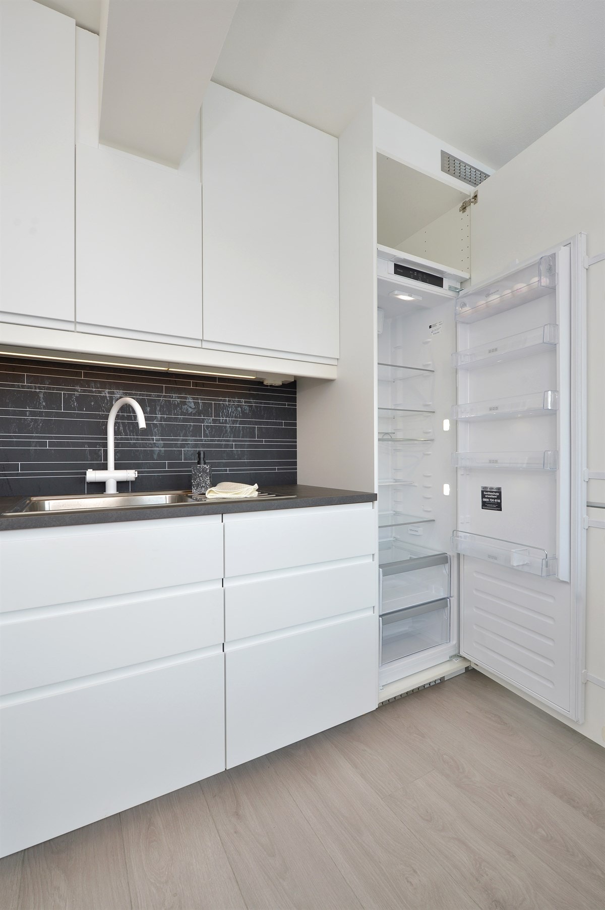 Stort fryseskap, kjøleskap og oppvaskmaskin medfølger leiligheten - Meget praktisk! Galleribilde