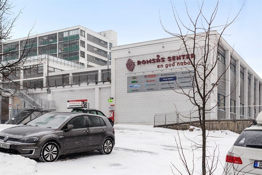 Få minutters gange til Romsås senter med blant annet Kiwi, grønnsaksbutikk, treningssenter og legekontor Galleribilde