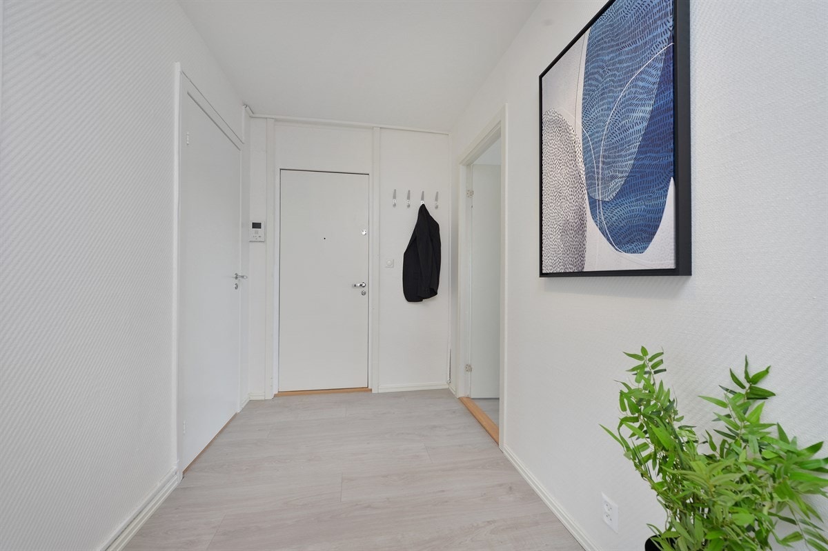 Romslig entré med mulighet for garderobeløsning Galleribilde