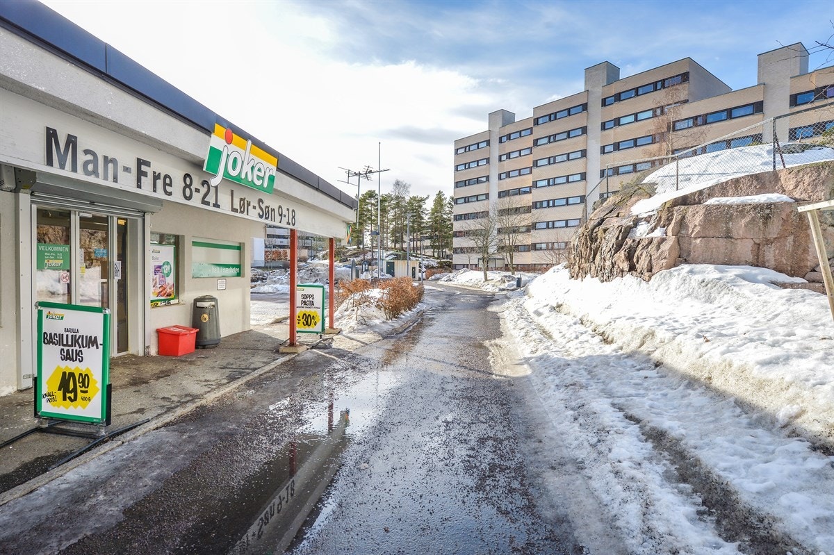 Søndagsåpen Joker med PostNor tjeneste rett utenfor døra Galleribilde