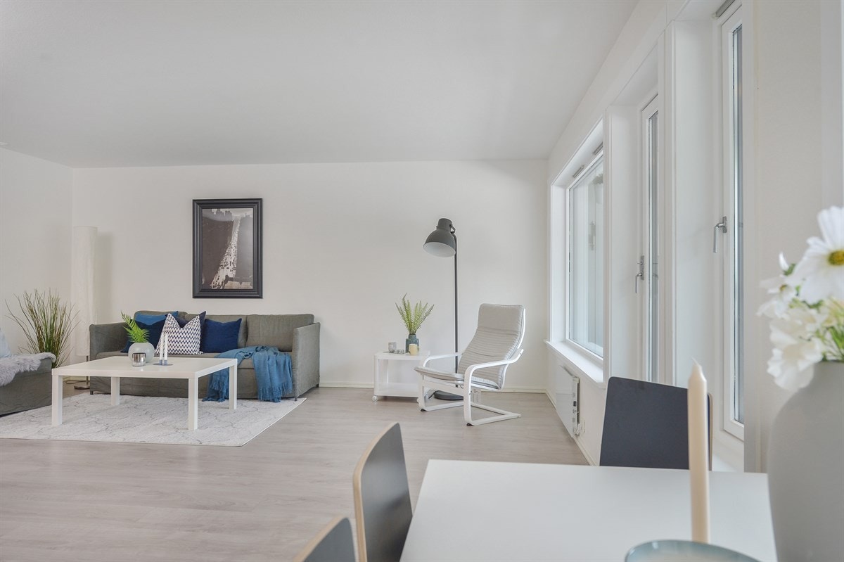 Stuen har store vindusflater og utgang til vestvendt balkong med gode solforhold Galleribilde