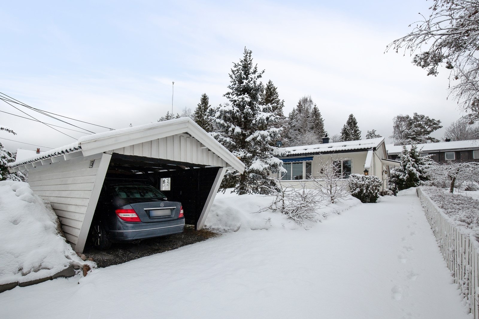 Praktisk carport på eiendommen. Galleribilde