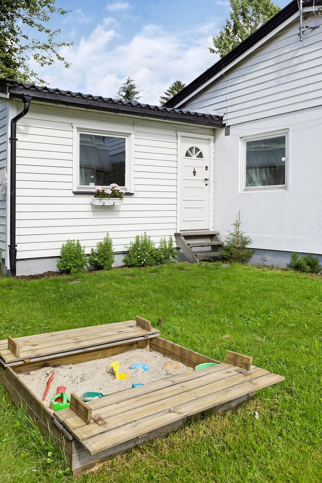 To innganger. Den romslige hagen har god plass trampoline, lekestue, sandkasse eller yttligere møblement. Bilde fra ca. 2011. Galleribilde