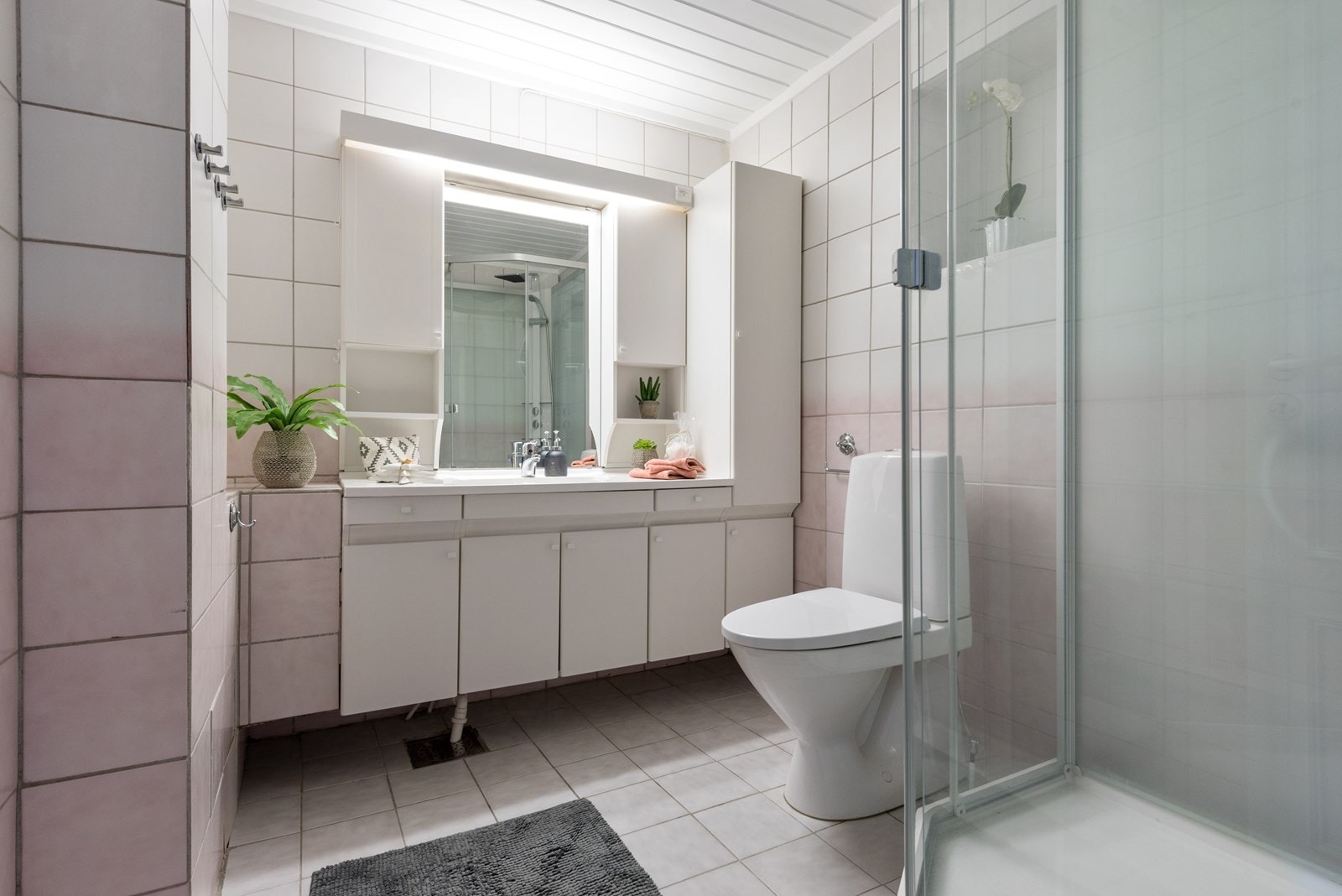 Hovedbad med stor dusj av nyere dato Galleribilde