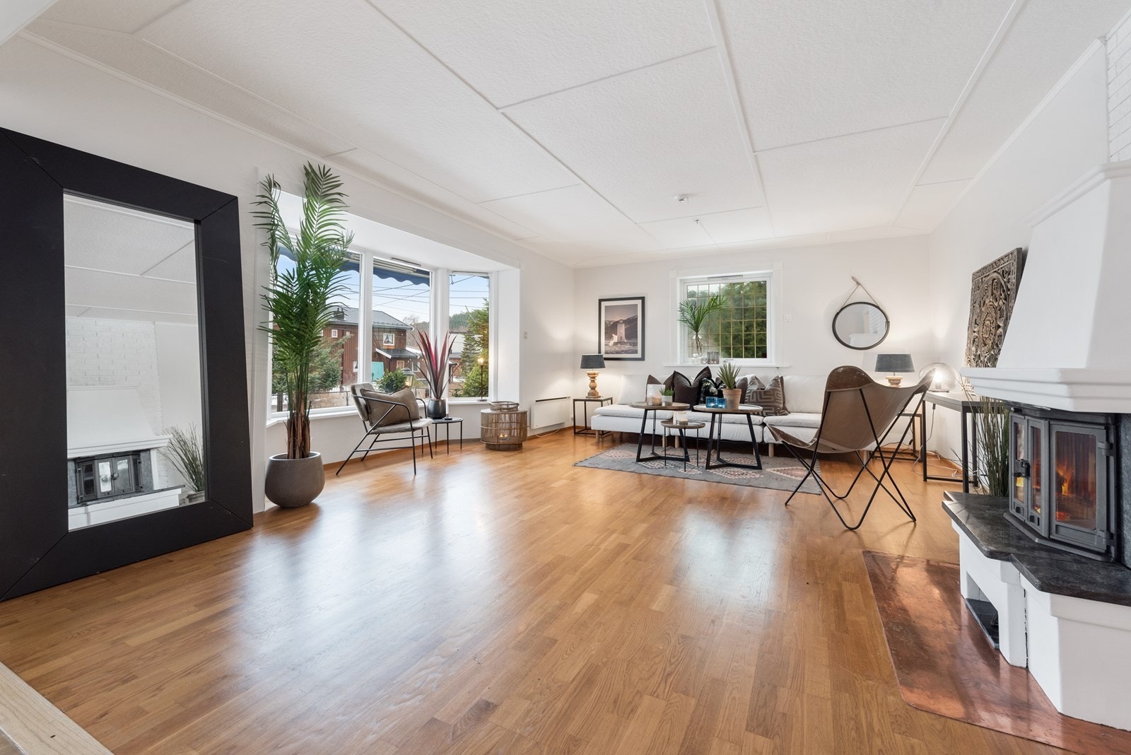 Stuen er lys og romslig med god plass til sofa, spisebord og tilhørende møblement. Galleribilde