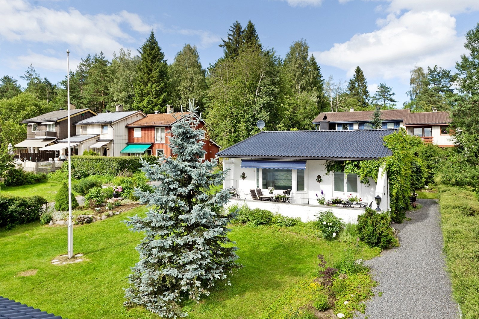 Boligen ligger sjarmerende til i et attraktivt og barnevennlig boligområde med kort vei til skole og barnehage. Sommerbilder fra ca. 2011. Galleribilde