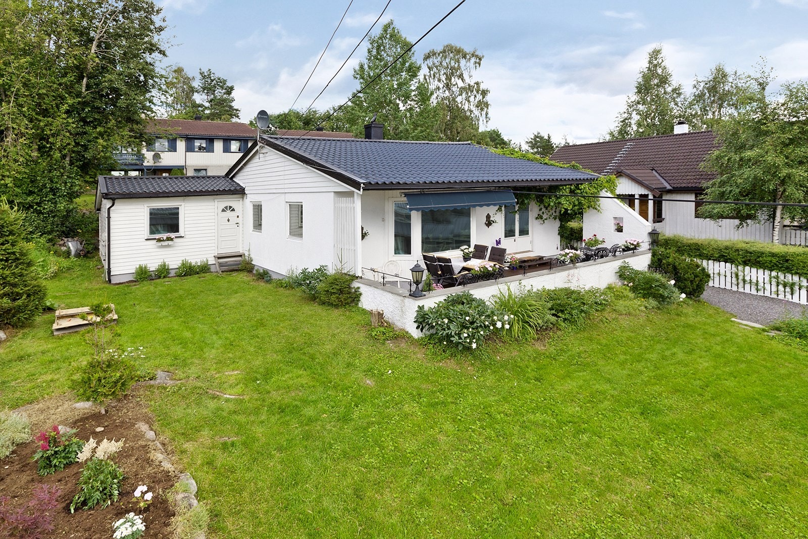 Boligen har en flott og frodig hage som har rikelig med beplantning og boltreplass. Sommerbilder fra i 2011. Galleribilde