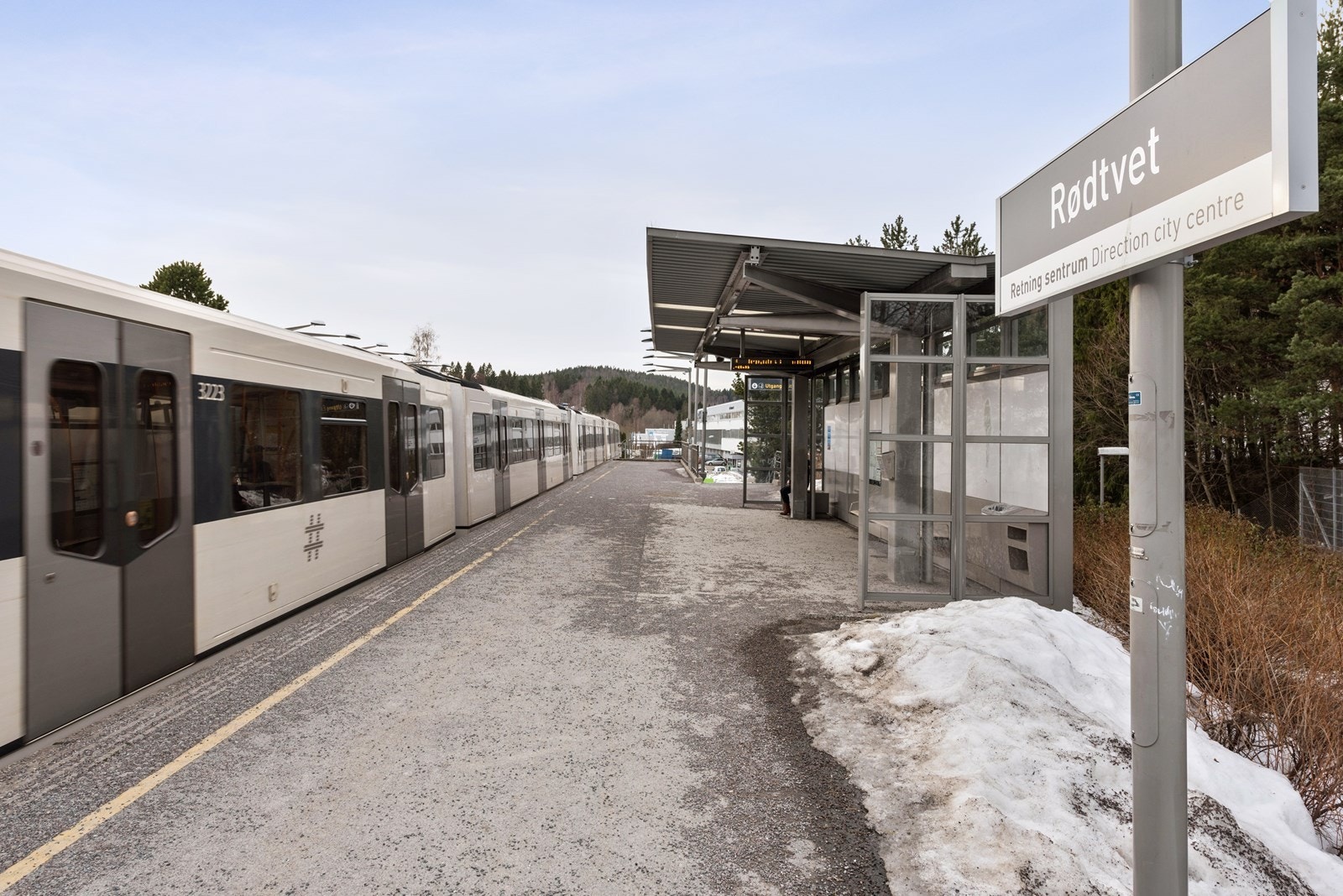 Rødtvet buss- og T-banestasjon ligger i gangavstand fra boligen med hyppige avganger til sentrum. Galleribilde