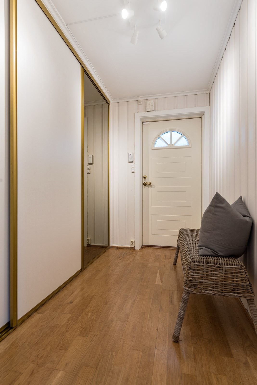 Entréen er lys og romslig og har en stor skyvedørsgarderobe med speildør. Her er det rikelig med oppbevaringsplass til hele familien. Galleribilde