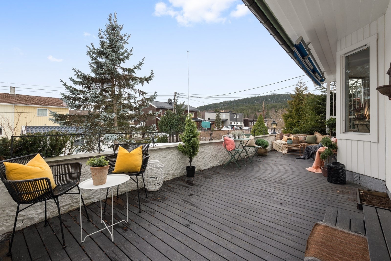 Terrassen er på hele 25 kvm og har fin utsikt over nabolaget og skogen. Galleribilde