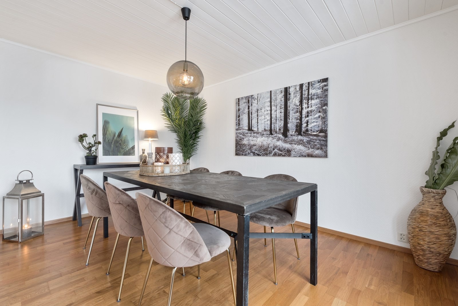 Spisestuen har god plass til langbord som gjør det enkelt å invitere venner og familie til hyggelige sammenkomster. Galleribilde