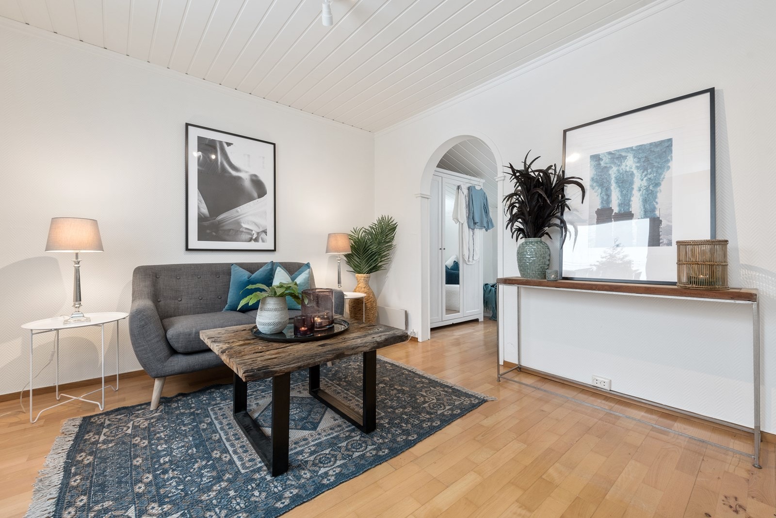 Tilbygg: Stue/soverom har god størrelse med tilhørende alkoveløsning/kontor/garderobe Galleribilde
