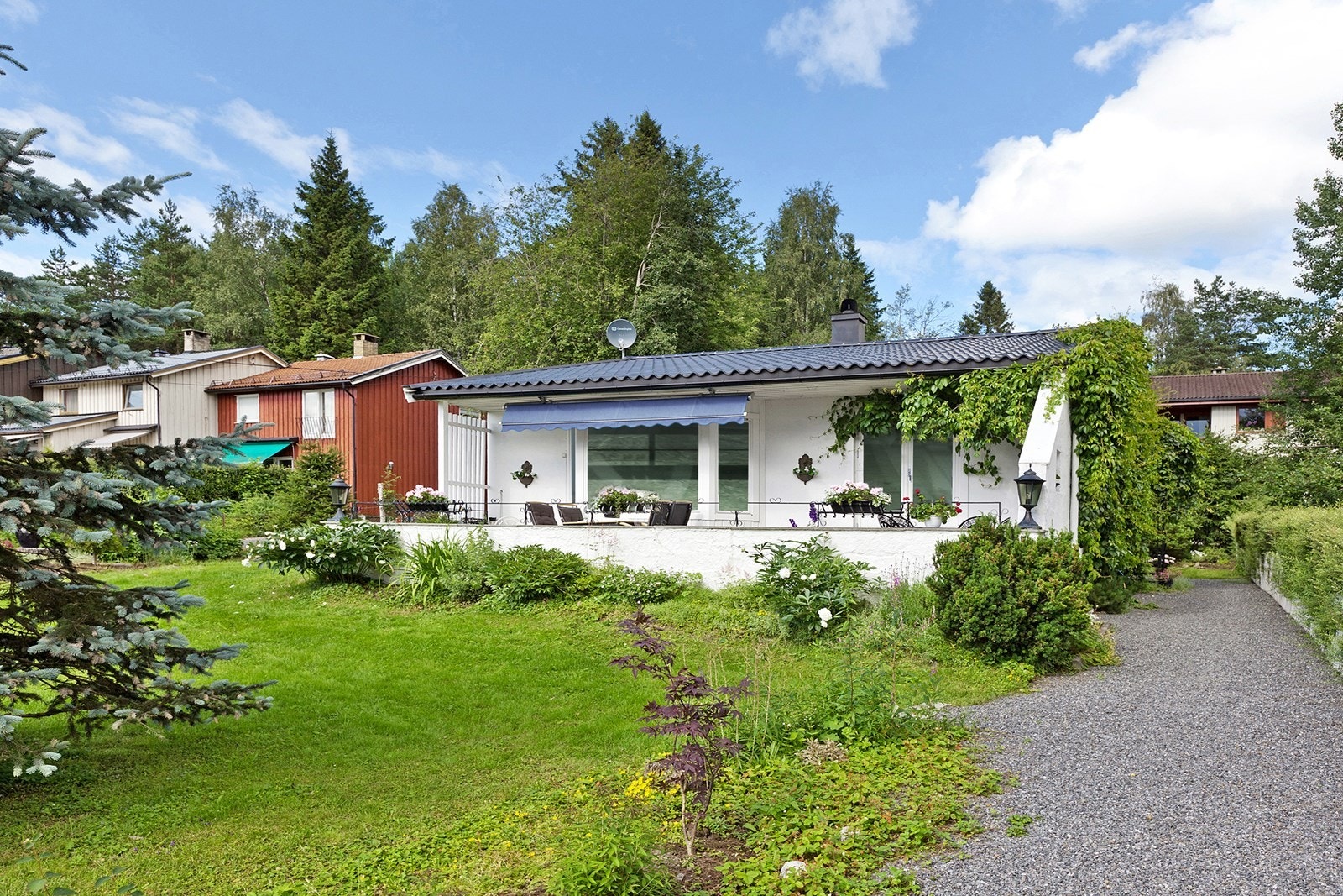 Flott tomt med gruslagt oppkjørsel og hage. Bilde fra ca. 2011. Galleribilde