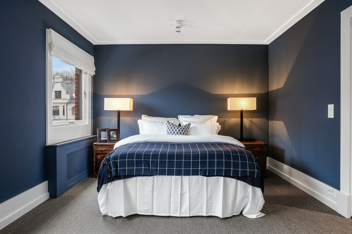 Hovedsoverommet er ekstra stort og har snekkertilpassede garderobeskap, utført med fronter med speil og rammer, i samme farge som veggene. Galleribilde