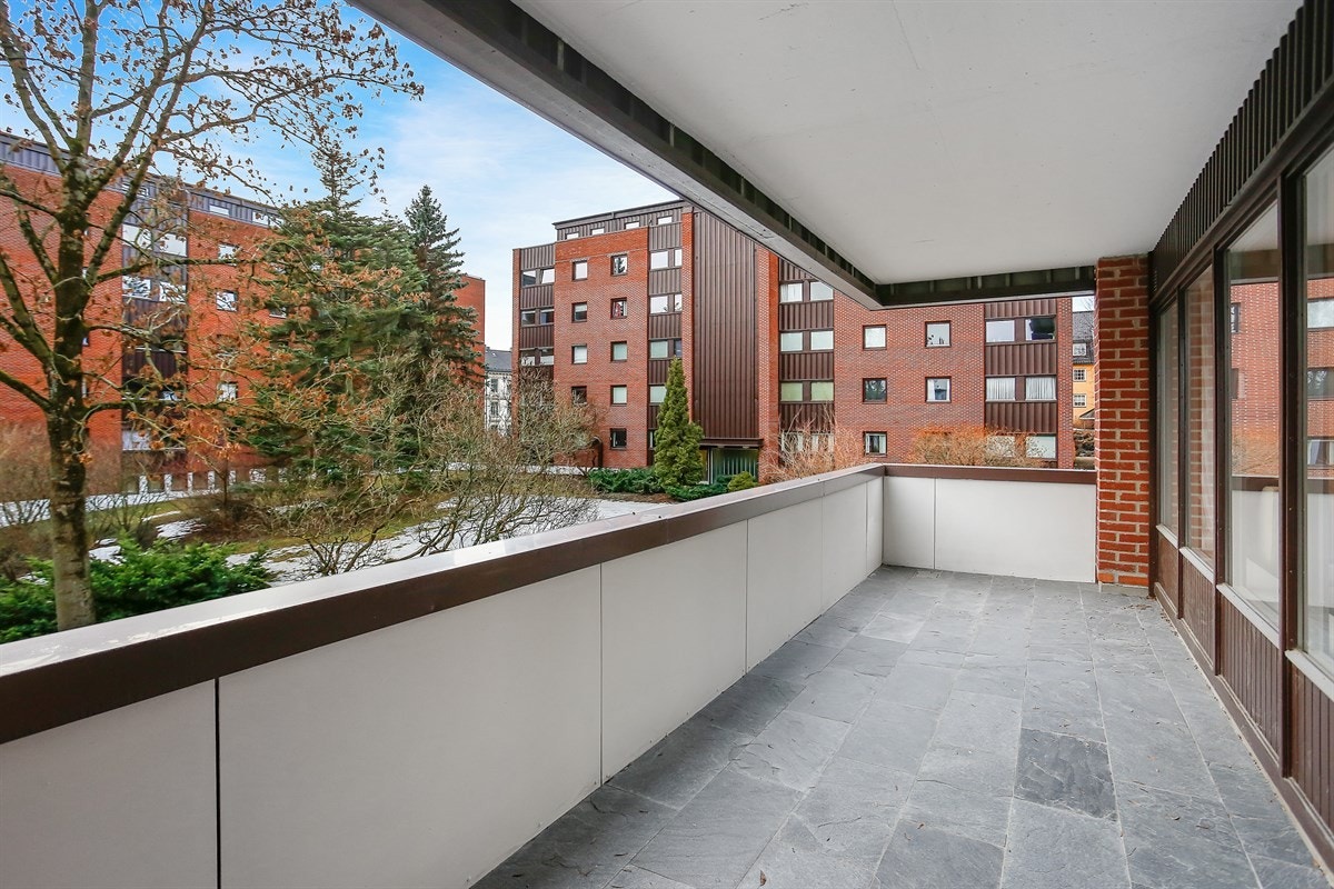 Leiligheten har en lun veranda på ca. 13 kvm, som kan møbleres med to smarte sittegrupper. Galleribilde