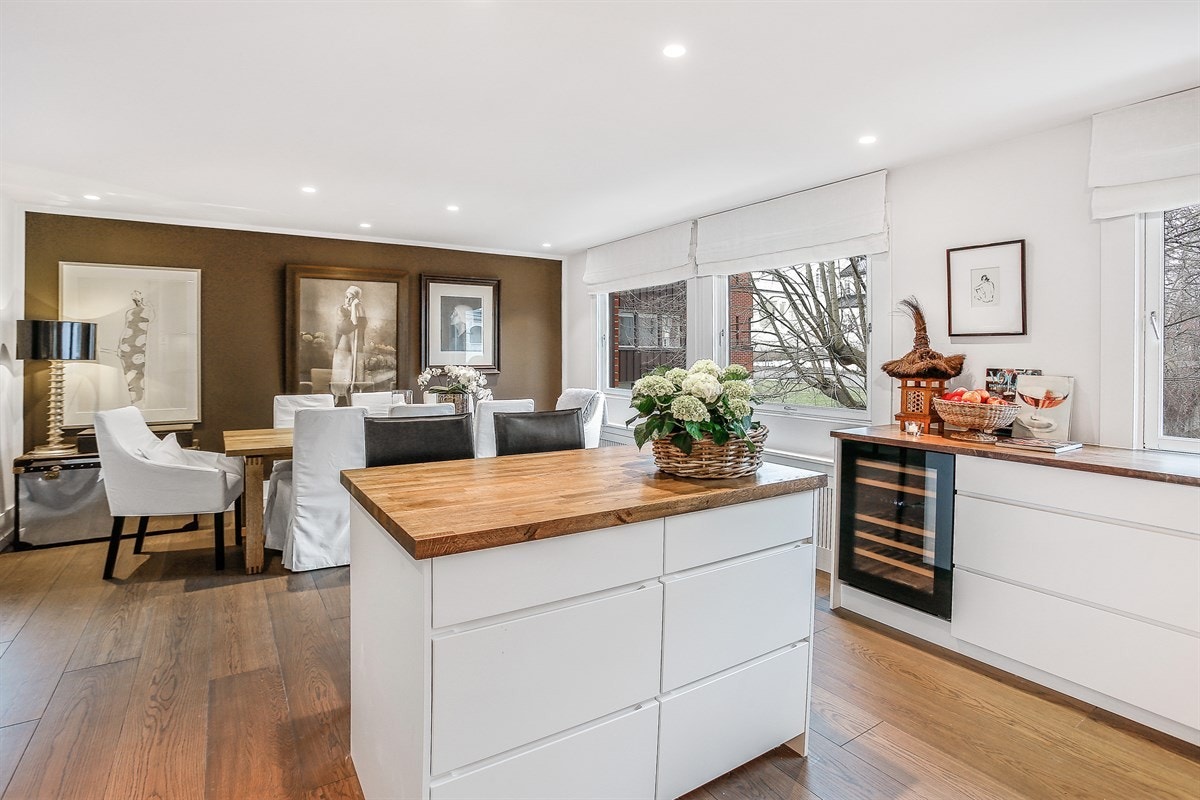 Utover en romslig spiseplass har kjøkkeninnredningen en øy med sitteplass for to, der kokkens gjester kan nyte et glass med noe godt i. Galleribilde