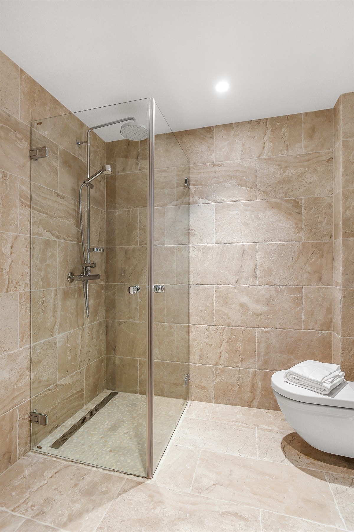 Dusjsonen har både håndholdt- og behagelig regnfallsdusj. Galleribilde