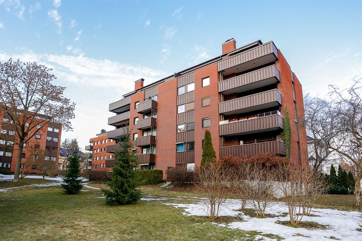 Tidemands gate 4 er en romslig og lekker selveierleilighet i andre etasje, med heisadkomst. Eiendommen ligger usjenert og tilbaketrukket i sentrale omgivelser, omgitt av grøntareal og fasjonabel bebyggelse. Galleribilde