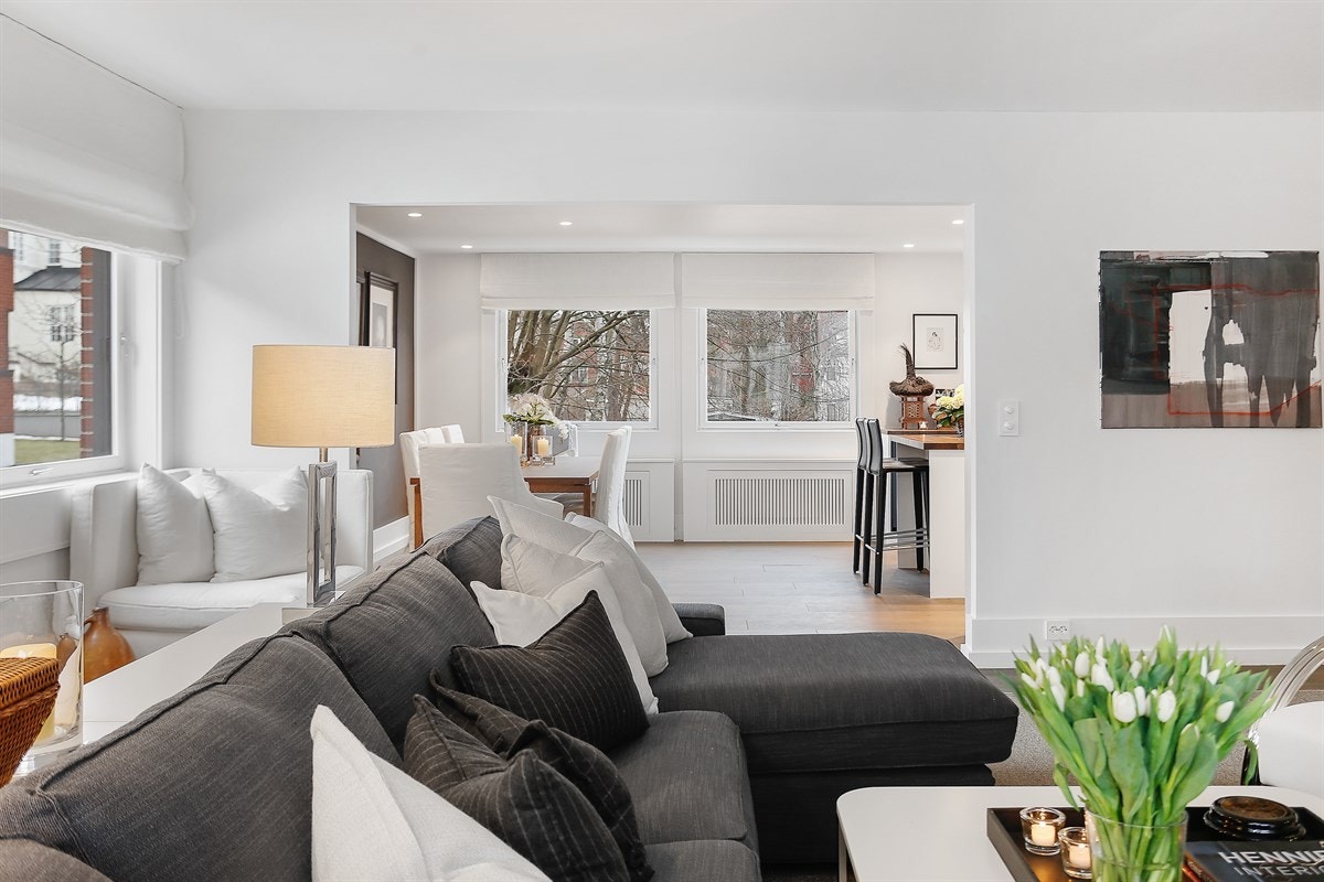 Den brede åpningen inn mot spisekjøkkenet skaper et sosialt allrom for familien og gjør det enkelt å møblere. Galleribilde