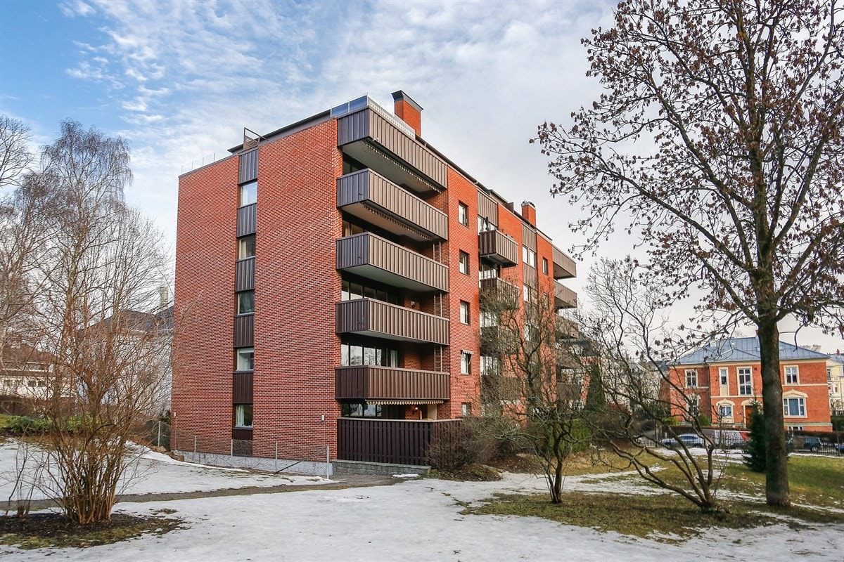 Meget lekker, oppusset 4-roms eiet hjørneleil. Heis, solrik balkong på 13 kvm, garasjeplass, peis! Mulighet for 3 soverom Galleribilde