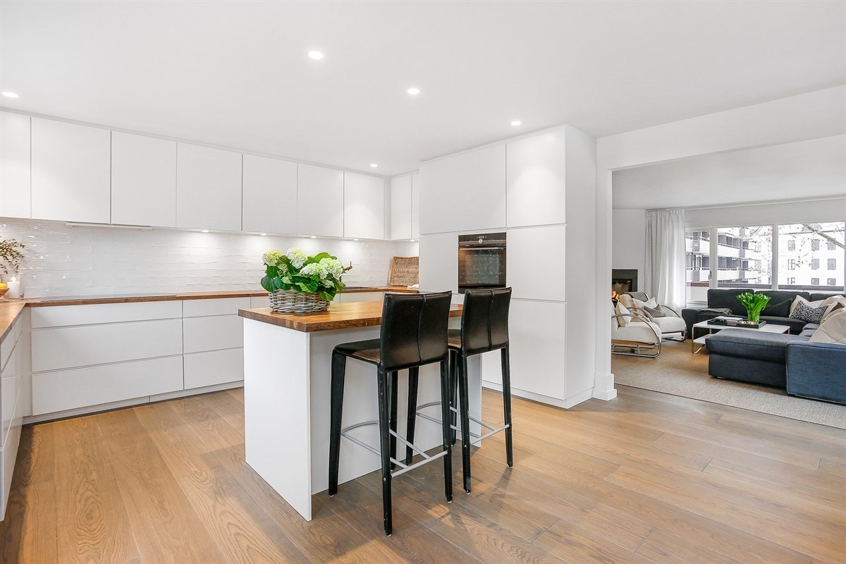 Kjøkkeninnredningen er fra Kvik og holder et stilrent design som passer utmerket til boligen. Frontene er håndtaksfrie og glatte, mens den heltre benkeplaten har et rustikt preg og farger som matcher gulvet. Galleribilde