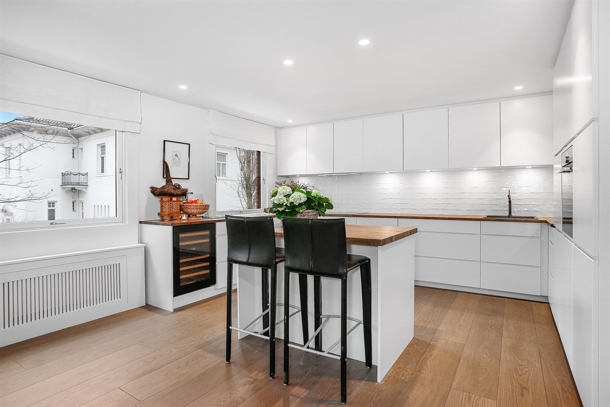 Kjøkkeninnredningen er fra Kvik og holder et stilrent design som passer utmerket til boligen. Frontene er håndtaksfrie og glatte, mens den heltre benkeplaten har et rustikt preg og farger som matcher gulvet. Galleribilde