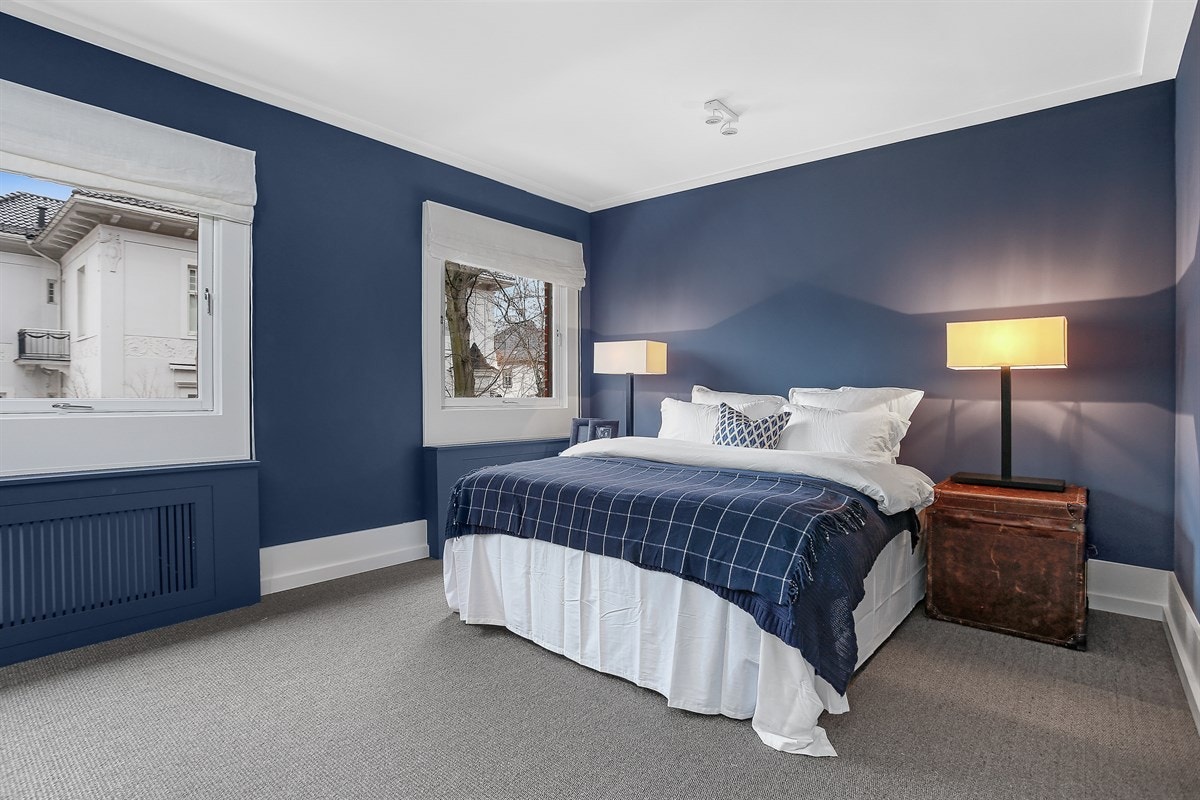 Hovedsoverommet er ekstra stort og har snekkertilpassede garderobeskap, utført med fronter med speil og rammer, i samme farge som veggene. Skapene er plassert på hver side av dør inn til badet. Galleribilde