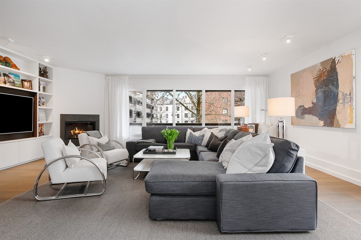 Stuen er luftig med lysinnslipp fra en rekke gode vinduer og har glassdør til veranda. Galleribilde