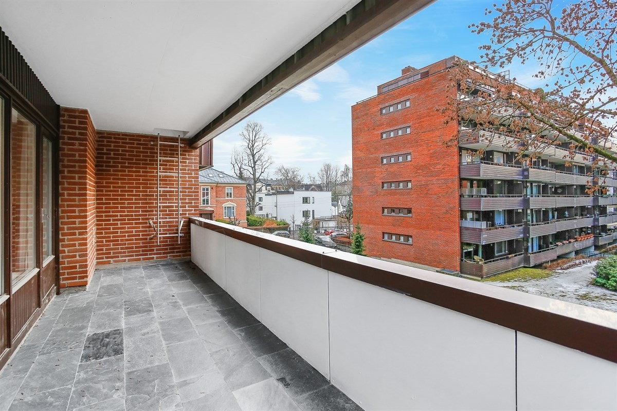 Det er godt utsyn til næromgivelsene og det velstelte uterommet som omkranser bygget. Galleribilde