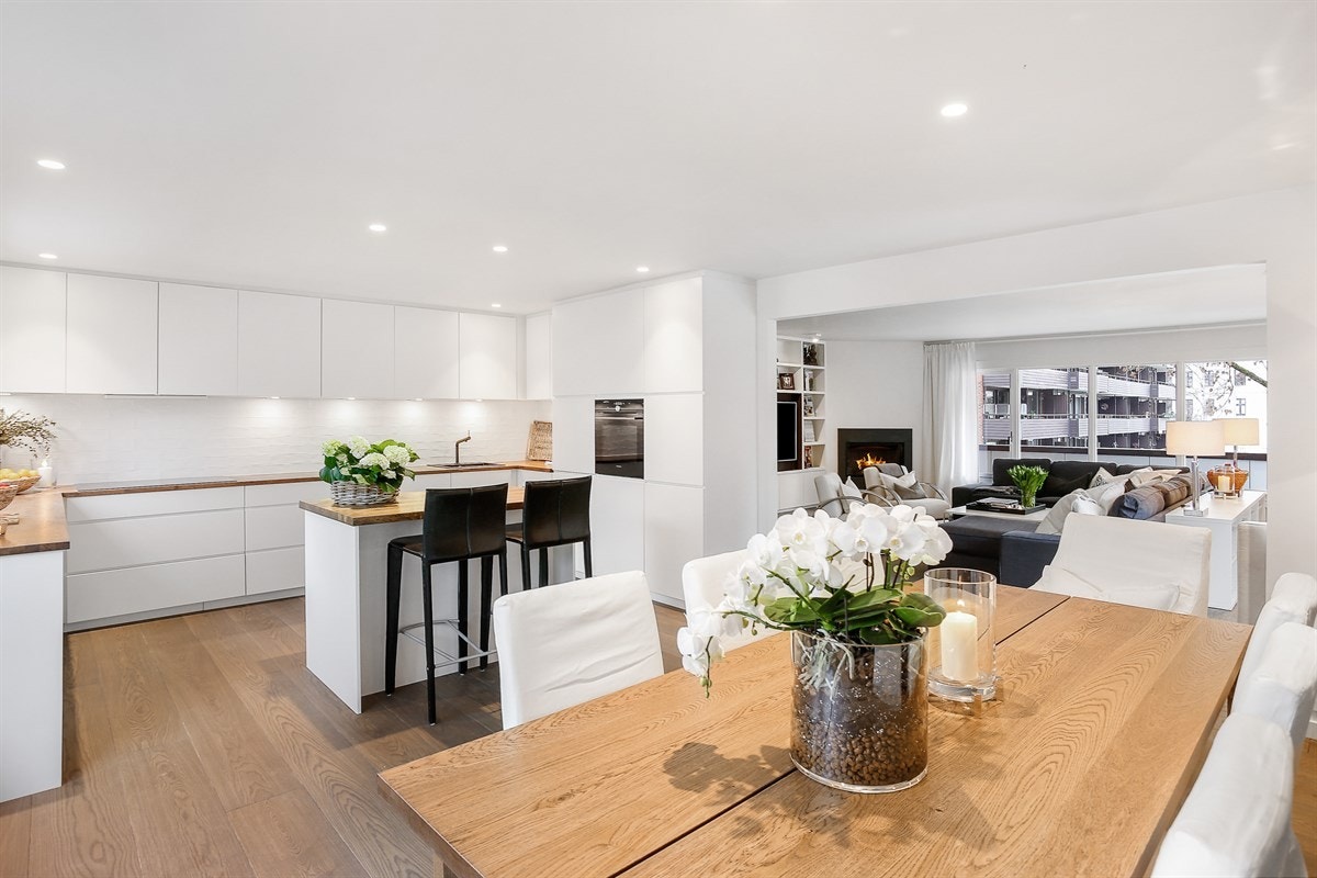 Utover en romslig spiseplass har kjøkkeninnredningen en øy med sitteplass for to, der kokkens gjester kan nyte et glass med noe godt i. Galleribilde