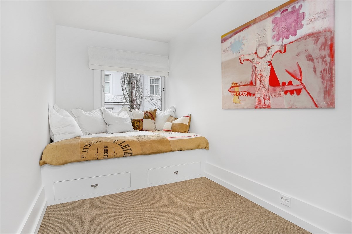 Soverom 2 med plassbygd seng. Galleribilde