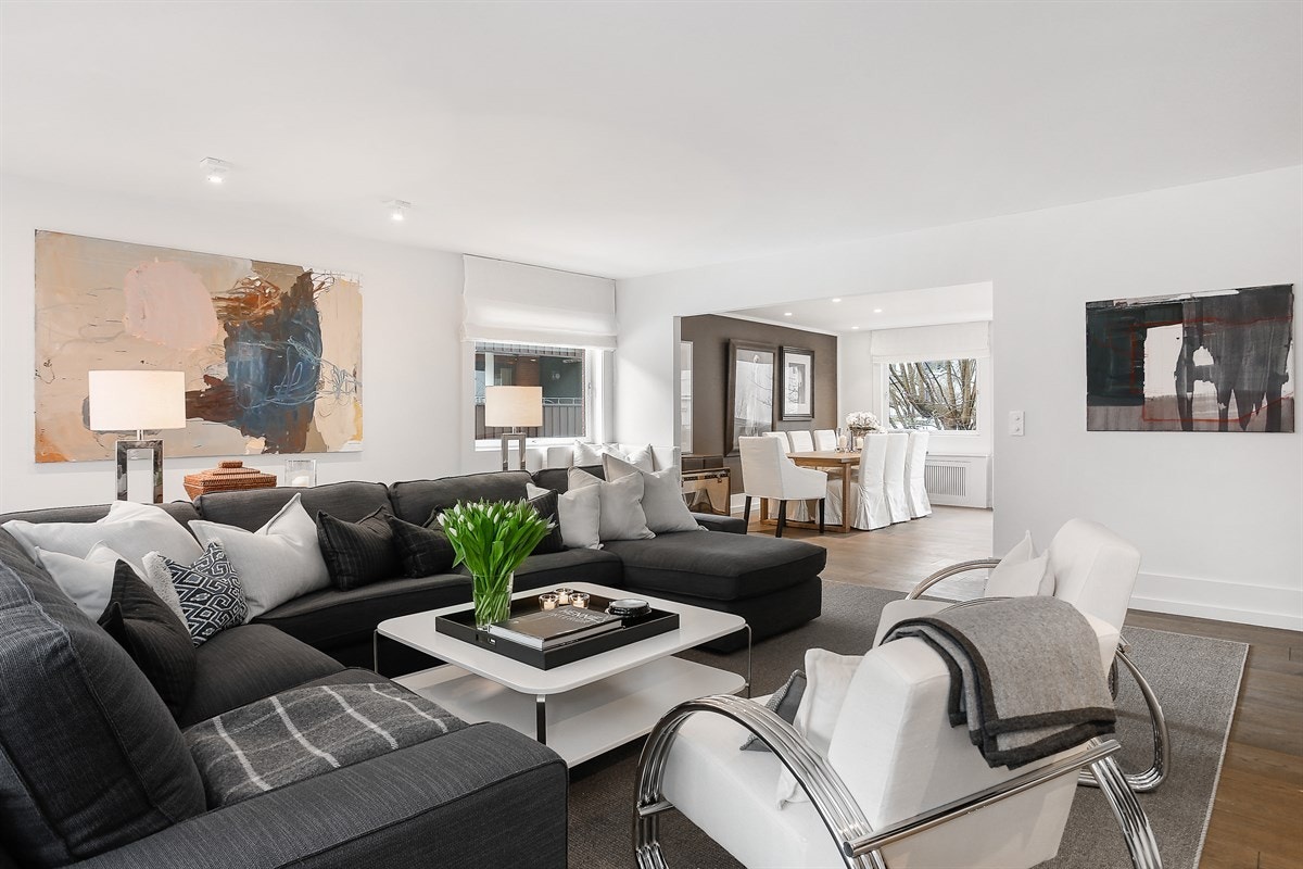 Den brede åpningen inn mot spisekjøkkenet skaper et sosialt allrom for familien og gjør det enkelt å møblere. Galleribilde