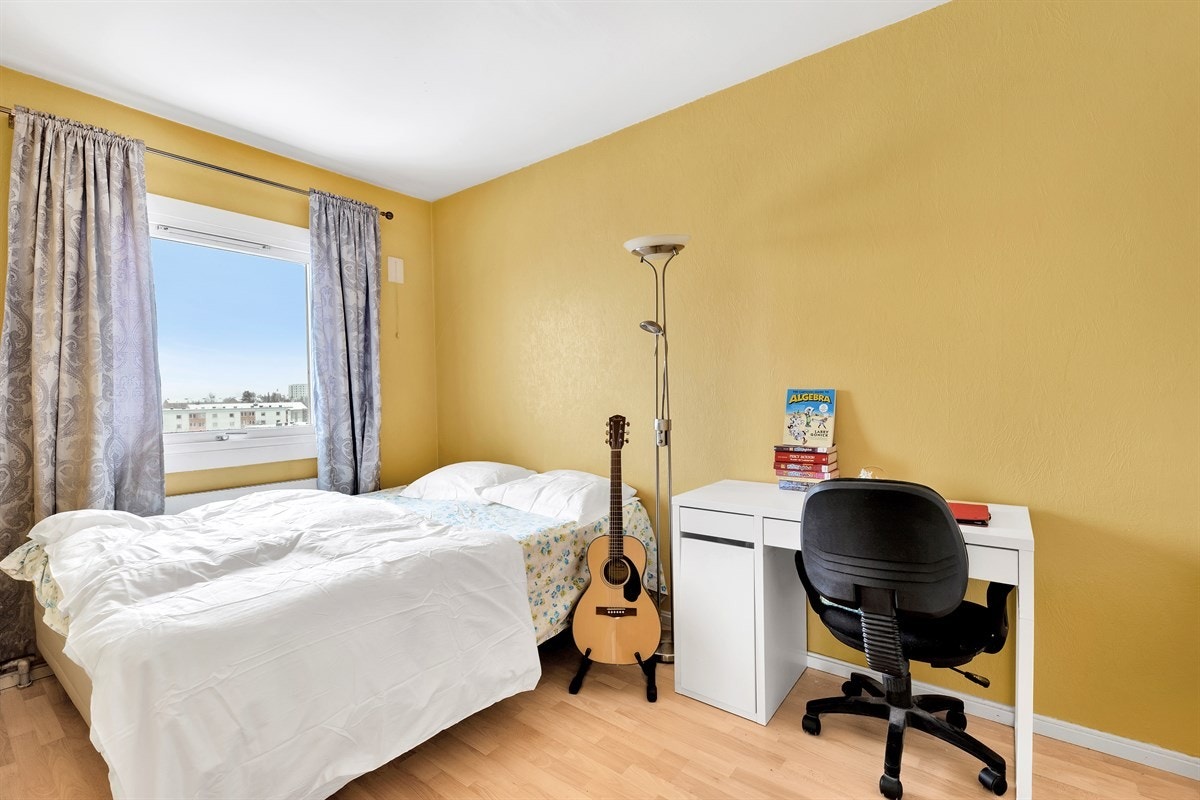 Soverom 2 fremstår som like stort som hovedsoverommet. God plass til stor dobbeltseng og vel så det. Bak bilde er det garderobeskap med gode oppbevaringsmuligheter. Galleribilde