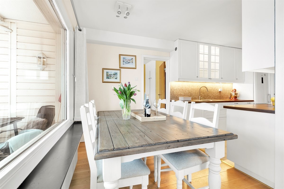 God plass for flere gjester, dette er en sosial leilighet, her kan du invitere venner og gjester uten at romfølelsen settes på spill. Galleribilde