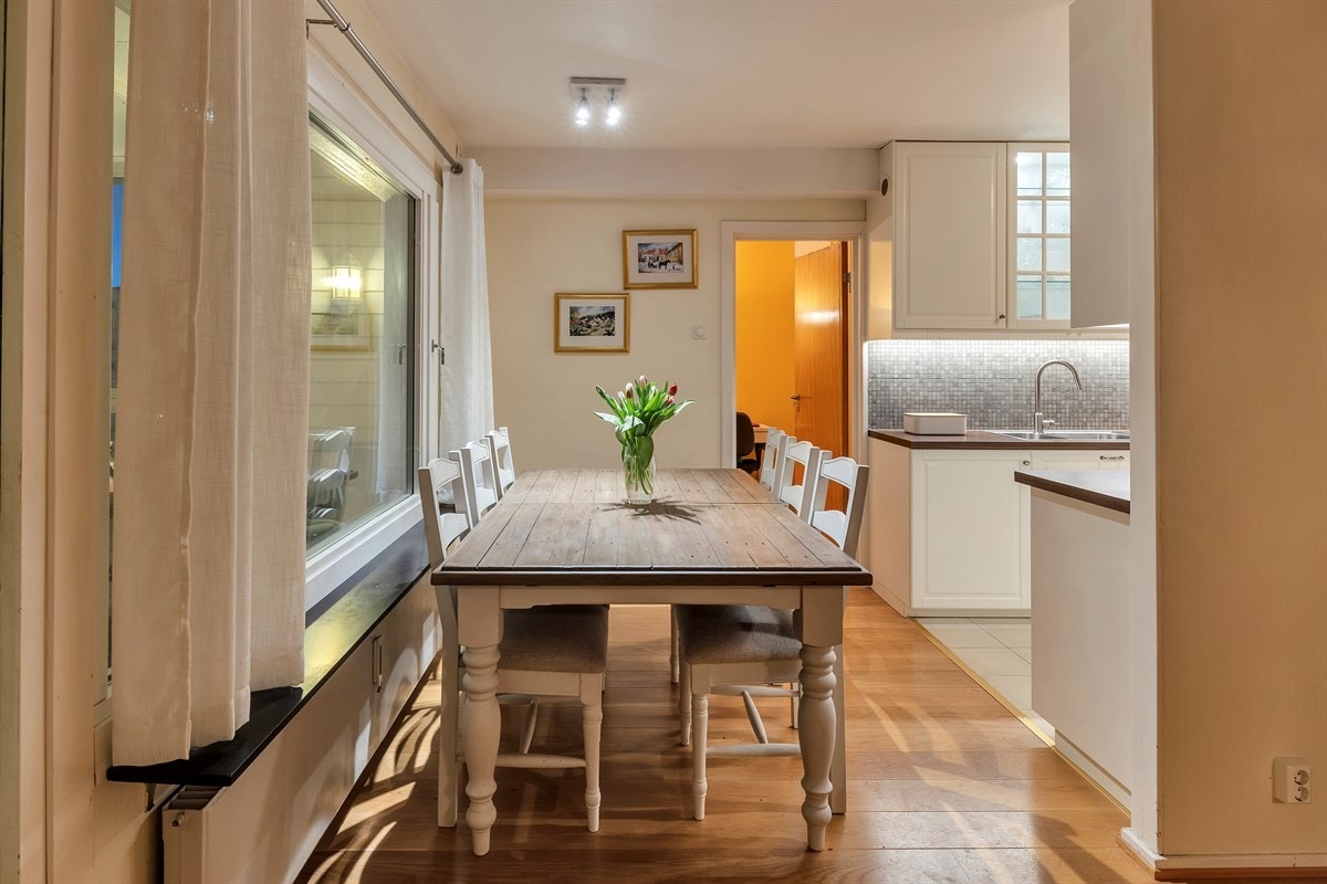 Praktisk spisebordløsning i tilknytning til kjøkkenet. Galleribilde