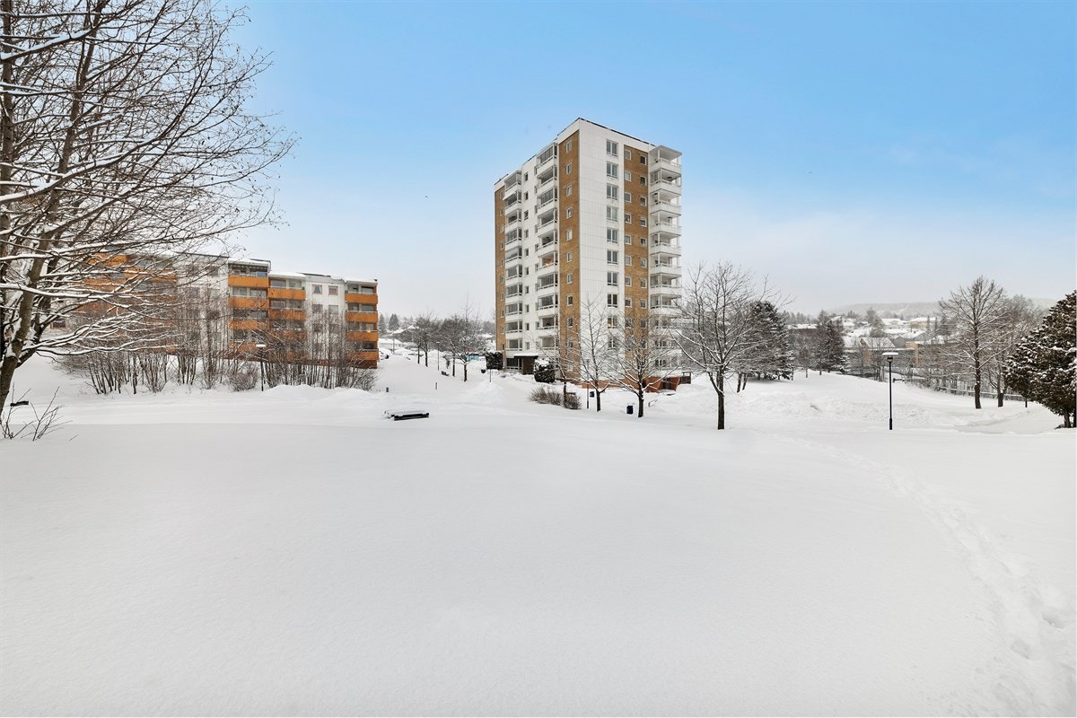 Øvre Grorud borettslag er et veletablert borettslag med over 500 andelsleiligheter. Dette er et av de største i borettslaget og er en sjelden 4-roms! Galleribilde