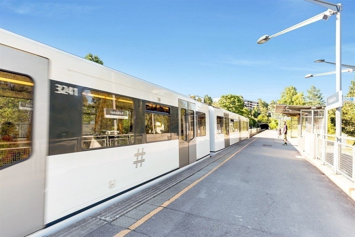 T-banen er i kort avstand, for øvrig byr bussen også på meget gode kollektivforbindelser. Galleribilde