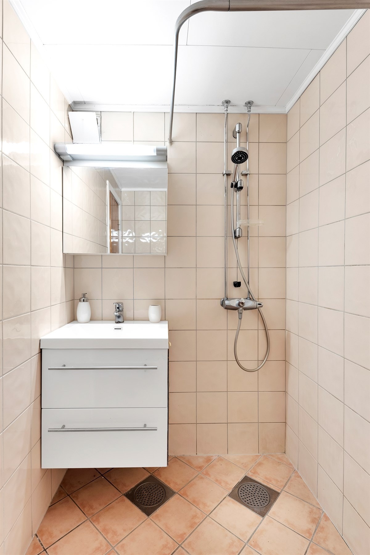 Varmekabler på bad. Badet fremstår som stort og luftig, det er også opplegg for vaskemaskin på badet. Dog kan fellesvaskeriet i bygget også tas i bruk! Galleribilde